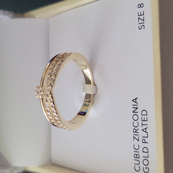 Beautiful ring - Picture 2 of 4